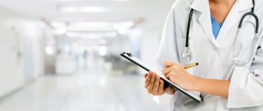 Hastane ofisinde çalışan kadın doktor..