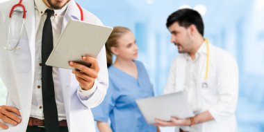 Doktor diğer doktorlar ile hastanede çalışıyor.