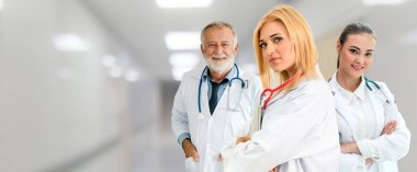 Doktor diğer doktorlar ile hastanede çalışıyor.