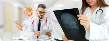 Doktor diğer doktorlar ile hastanede çalışıyor.