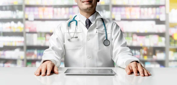 Farmacista con tablet in farmacia . — Foto Stock