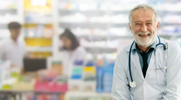 Farmacéutico senior trabajando en el hospital . — Foto de Stock