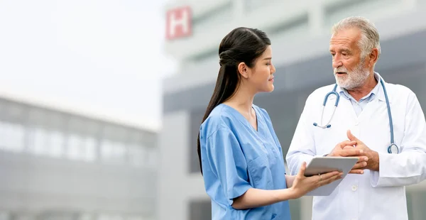 Senior en jonge dokter werkzaam in het ziekenhuis. — Stockfoto