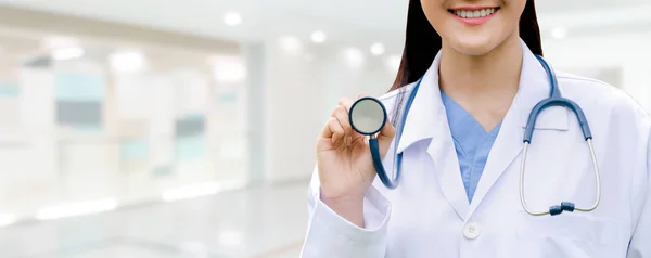 Dokter in het ziekenhuis. Medische dienst. — Stockfoto