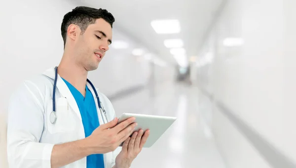 병원에서 태블릿 컴퓨터를 사용하는 의사. — 스톡 사진