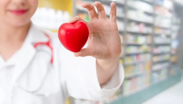 Medico con un cuore rosso nell'ufficio dell'ospedale . — Foto Stock