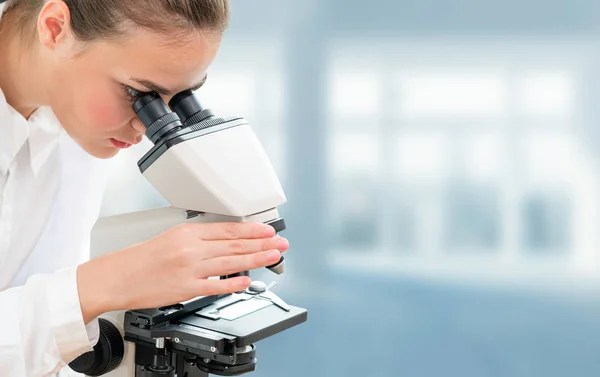 Investigador científico utiliza microscopio en laboratorio — Foto de Stock