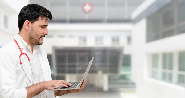 Doctor usando computadora portátil en el hospital. — Foto de Stock