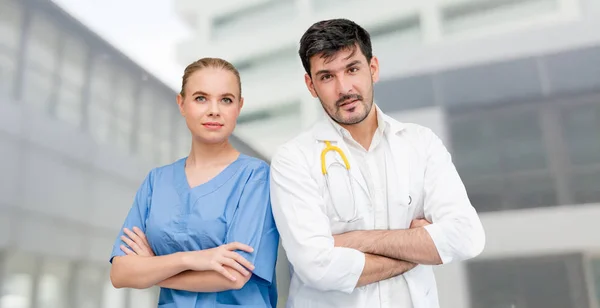 Médicos no hospital que trabalham com outro médico . — Fotografia de Stock