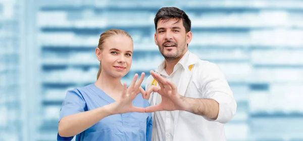 Médicos en el hospital trabajando con otro médico . — Foto de Stock