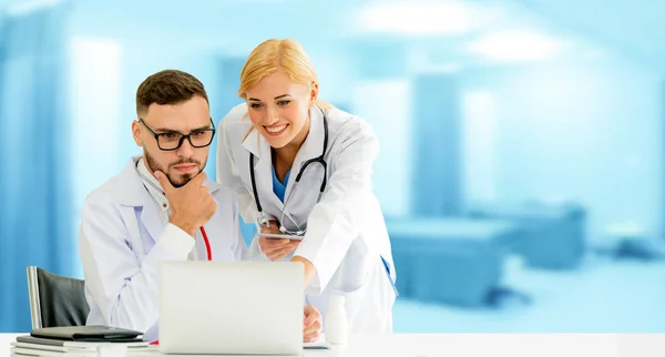 Médicos que trabajan con computadora portátil en el hospital . —  Fotos de Stock