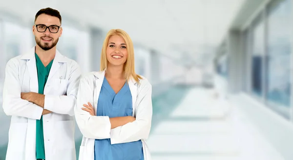 Médicos que trabajan con un colega en el hospital. —  Fotos de Stock