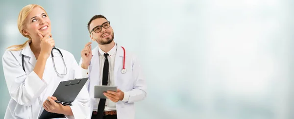 El médico en el hospital trabaja en el ordenador con el socio . — Foto de Stock