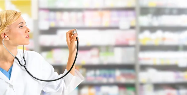 Farmacéutica mujer trabajando en farmacia . — Foto de Stock