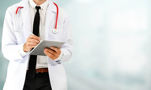 Médico usando tablet no hospital. — Fotografia de Stock