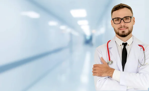 Joven médico masculino que trabaja en el hospital. — Foto de Stock