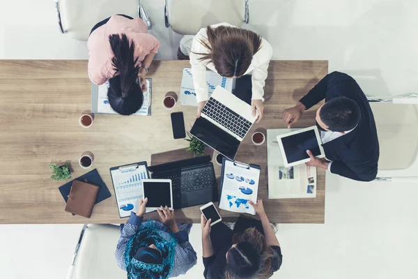 Gente de negocios en reunión de grupo en la oficina. — Foto de Stock