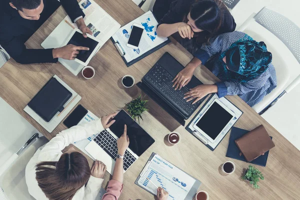 Gente de negocios en reunión de grupo en la oficina. — Foto de Stock