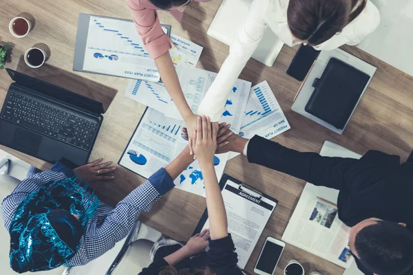 Teamwork-Geschäftsleute schließen sich bei Treffen zusammen. — Stockfoto