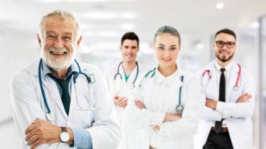 Doktor diğer doktorlar ile hastanede çalışıyor.