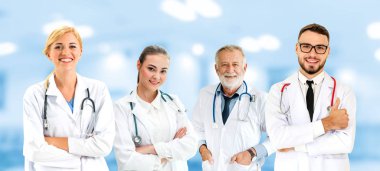 Doktor diğer doktorlar ile hastanede çalışıyor.