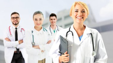 Doktor diğer doktorlar ile hastanede çalışıyor.