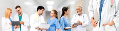 Doktor diğer doktorlar ile hastanede çalışıyor.