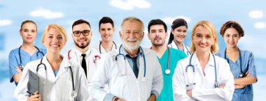 Doktor diğer doktorlar ile hastanede çalışıyor.