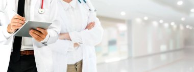 Doktor diğer doktorlar ile hastanede çalışıyor.