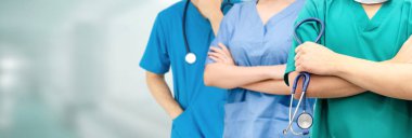 Doktor diğer doktorlar ile hastanede çalışıyor.