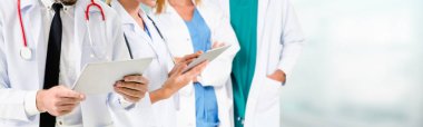 Doktor diğer doktorlar ile hastanede çalışıyor.