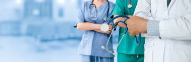 Doktor diğer doktorlar ile hastanede çalışıyor.
