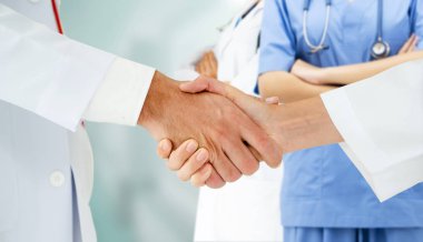 Doktor diğer doktorlar ile hastanede çalışıyor.