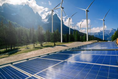 Güneş paneli ve rüzgar türbini çiftliği temiz enerji.