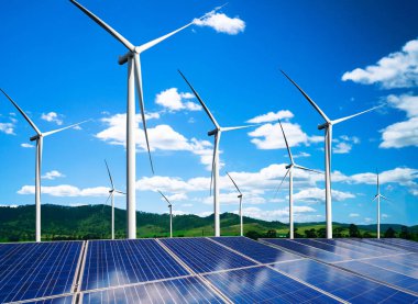 Güneş paneli ve rüzgar türbini çiftliği temiz enerji.