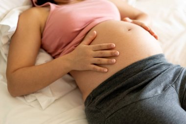 Mutlu hamile bir kadın ve evde bebek bekliyor..