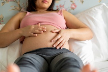 Mutlu hamile bir kadın ve evde bebek bekliyor..