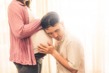 Hamile çift aşkı hisseder ve evde dinlenir..