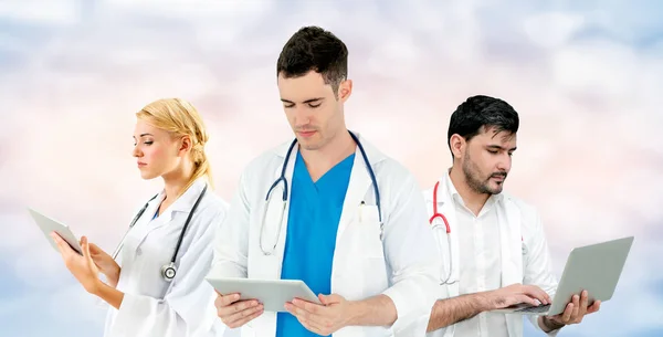 Arzt arbeitet im Krankenhaus mit anderen Ärzten zusammen. — Stockfoto