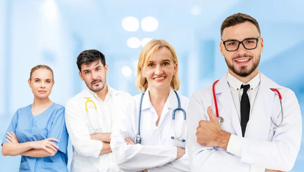 Dokter werkzaam in het ziekenhuis met andere artsen. — Stockfoto