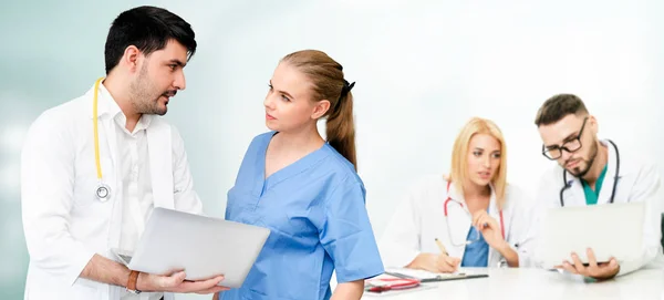 Médico que trabaja en el hospital con otros médicos . —  Fotos de Stock