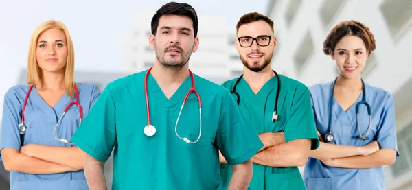 Arzt arbeitet im Krankenhaus mit anderen Ärzten zusammen. — Stockfoto