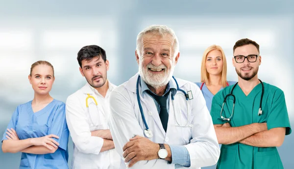 Arzt arbeitet im Krankenhaus mit anderen Ärzten zusammen. — Stockfoto