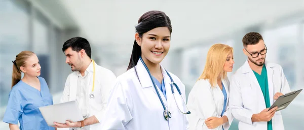 Dokter werkzaam in het ziekenhuis met andere artsen. — Stockfoto