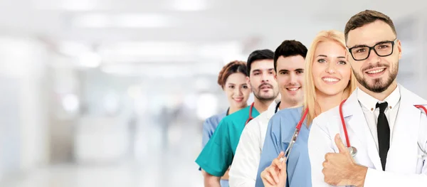 Kórházban dolgozó orvos más orvosokkal. — Stock Fotó