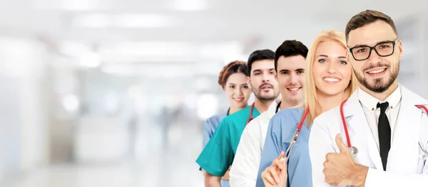 Arzt arbeitet im Krankenhaus mit anderen Ärzten zusammen. — Stockfoto