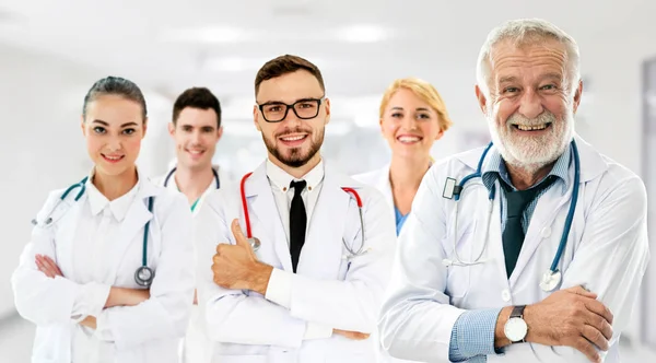 Médico que trabaja en el hospital con otros médicos . —  Fotos de Stock