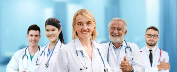 Dokter werkzaam in het ziekenhuis met andere artsen. — Stockfoto