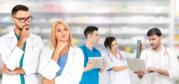 Doctor working in hospital with other doctors. — Stock Photo, Image