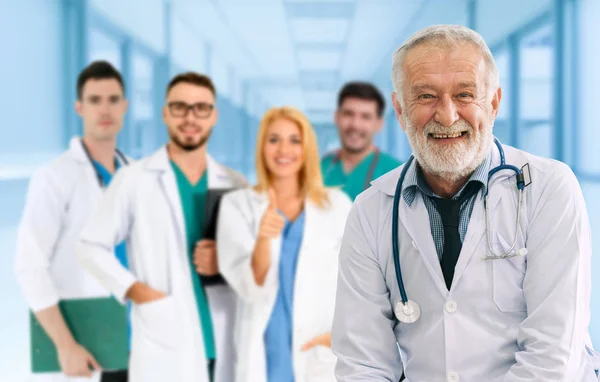 Dokter werkzaam in het ziekenhuis met andere artsen. — Stockfoto